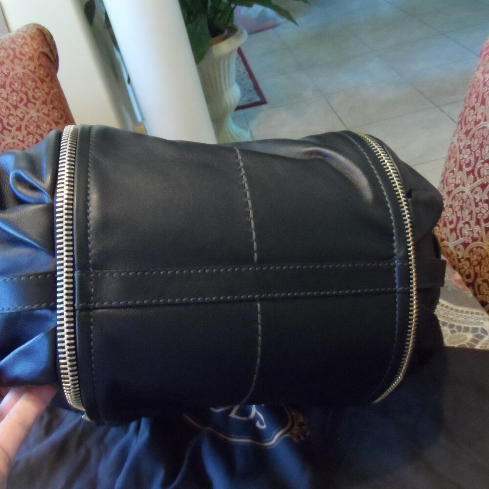 New Tod's Black Calf Leather Tote Handbag w/ Double Zipper Detail Large - Picture 6 of 16